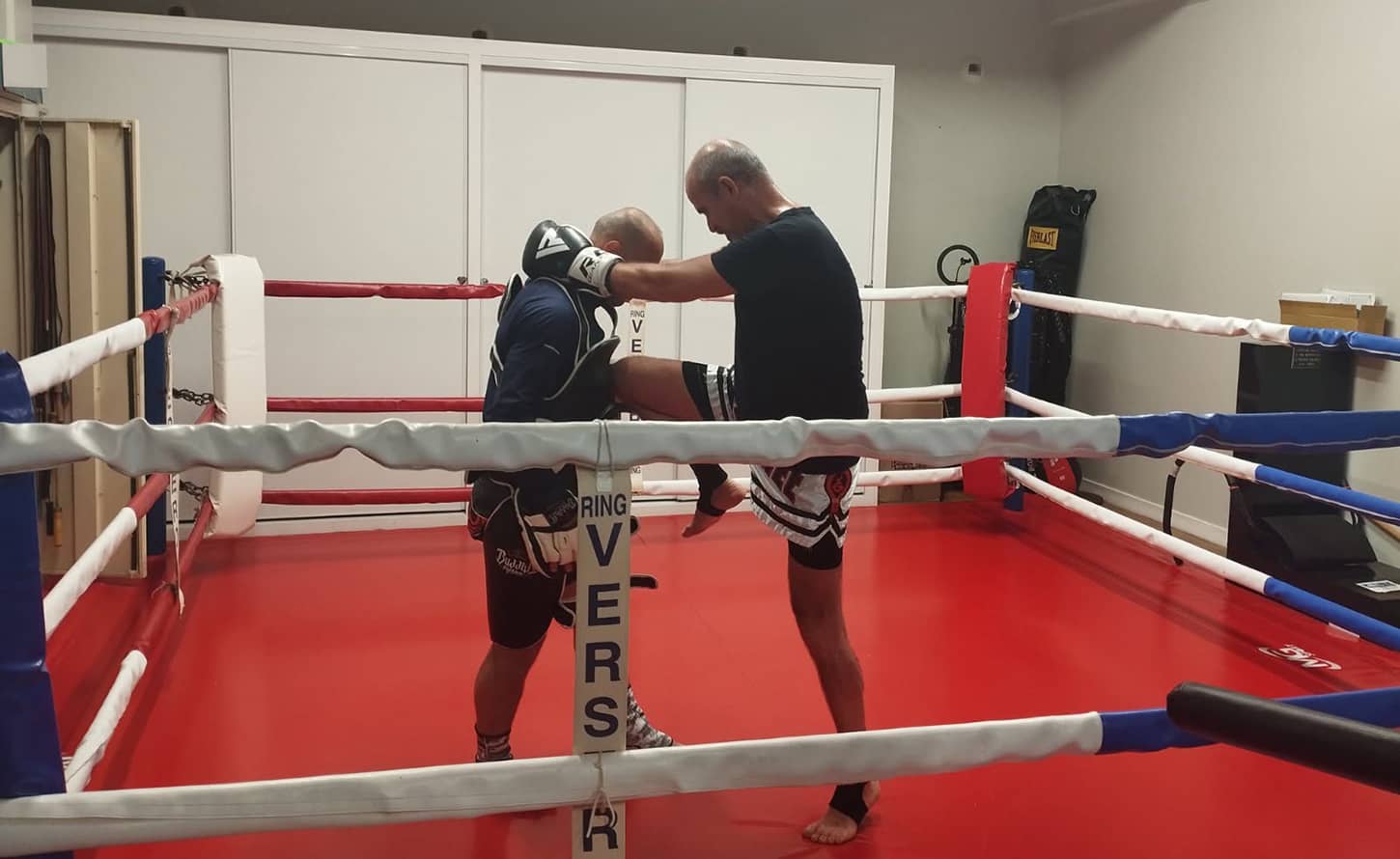 Deux combattants s'entraînant sur le ring de l'ASL Boxe La Ricamarie