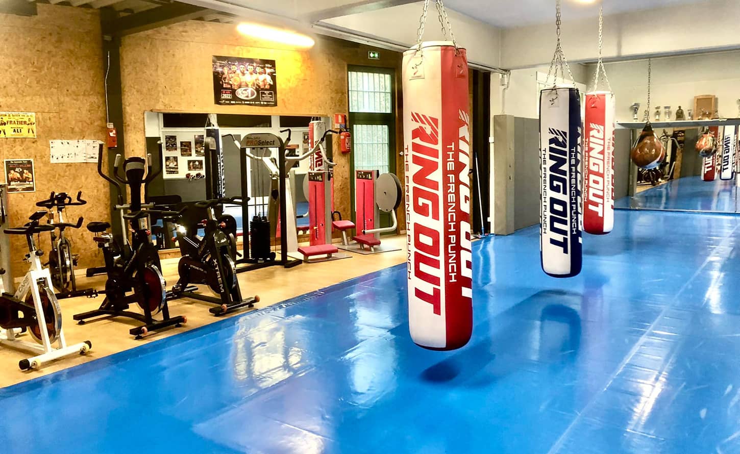 Espace renforcement musculaire et sacs de frappe